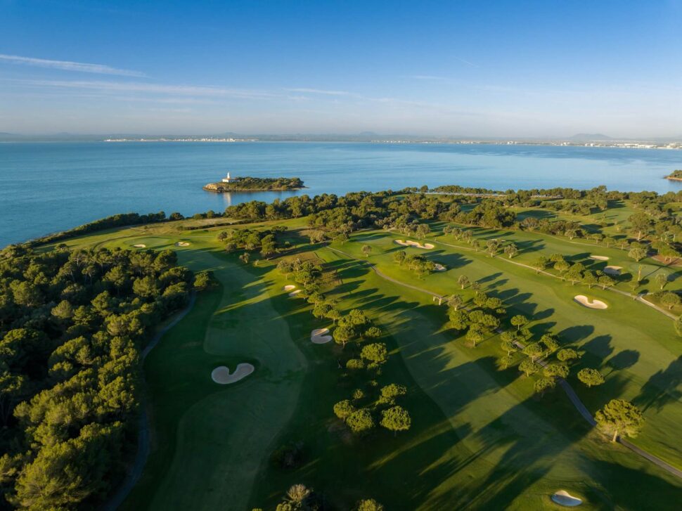 How to Improve Golf Course Operations with On-Demand Food Delivery